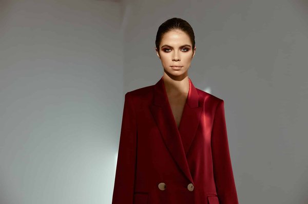 ¿Cuál es la forma más chic de incorporar botas de lluvia en un outfit urbano?